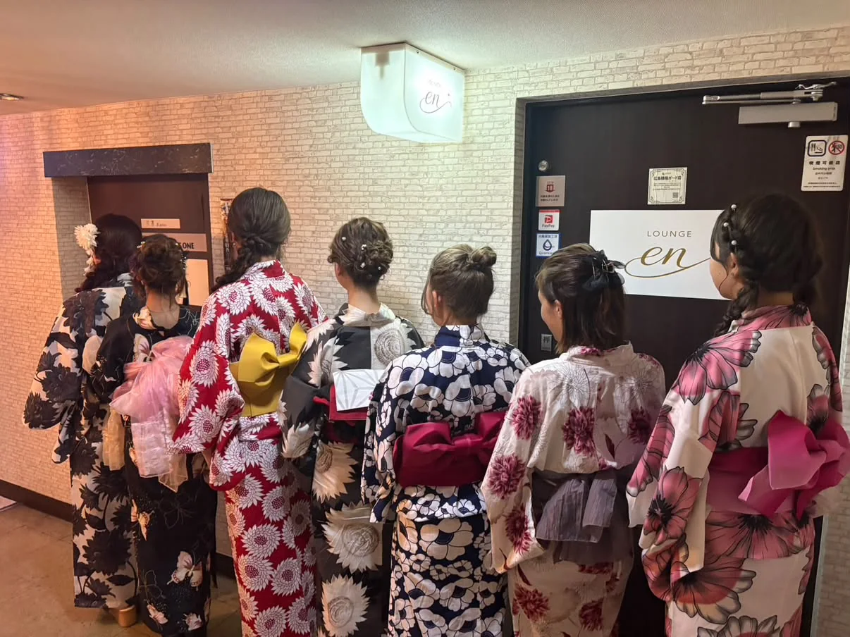 浴衣姿のキャストが並ぶLounge enの季節イベント
