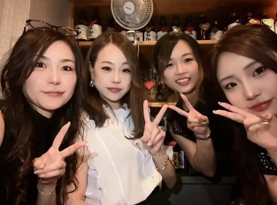 明るい笑顔のスナックみねのキャストの皆様