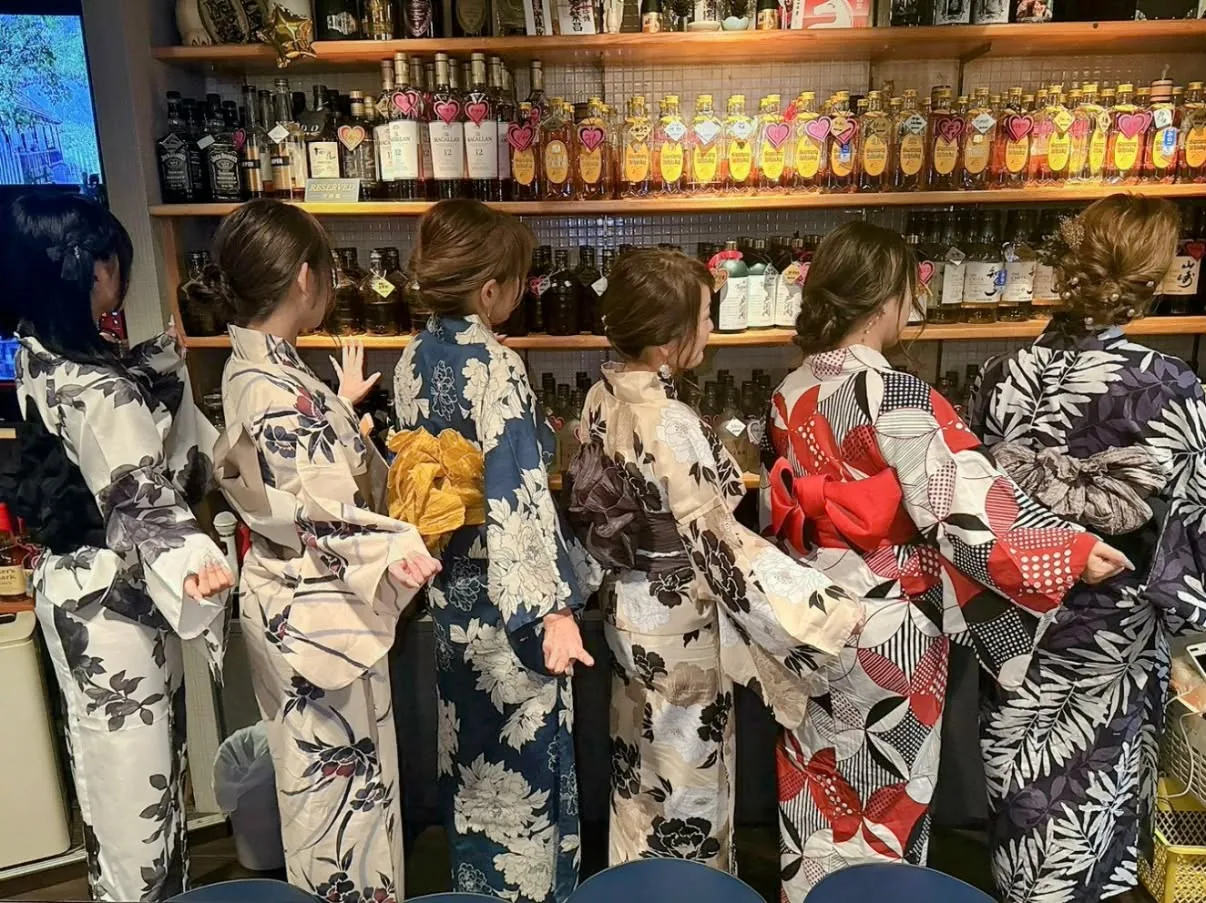 浴衣姿で並ぶスナックみねのキャストの皆様