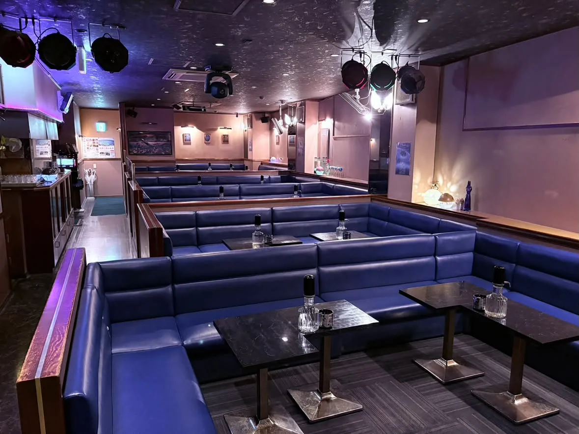 広々とした店内にソファ席が並ぶスターダスト