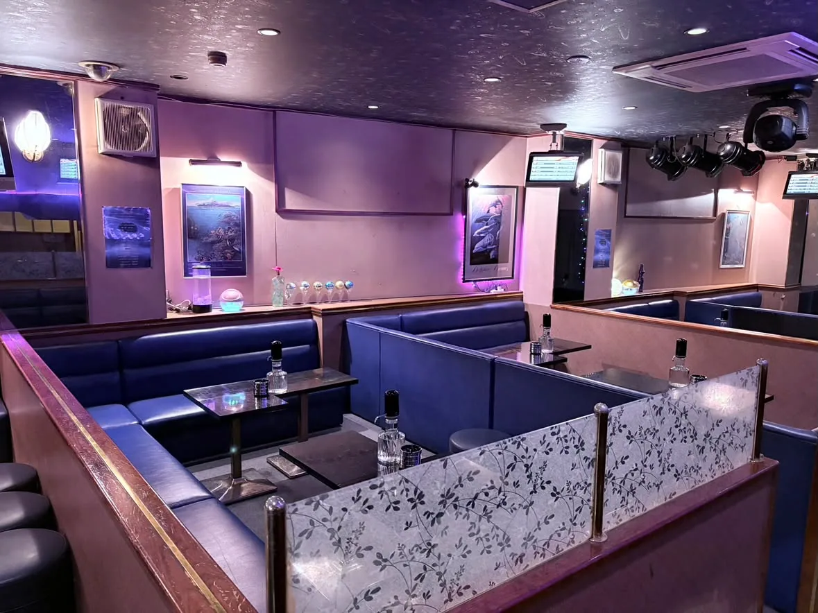 ゆったり座れるソファ席が並ぶスターダストの店内